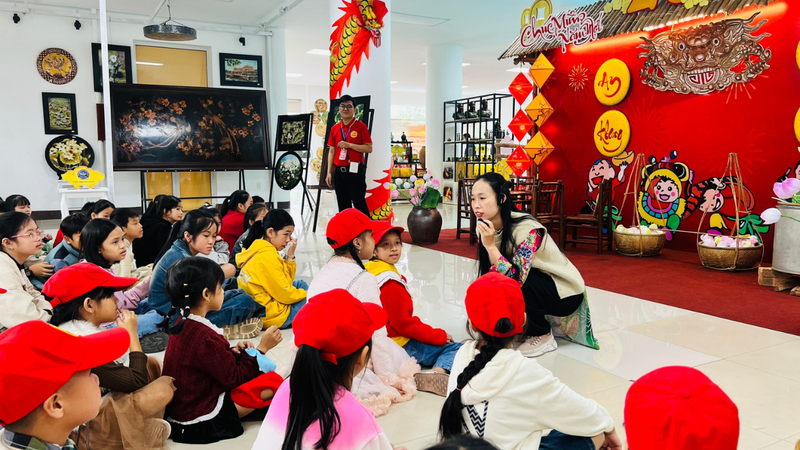 Space of traditional craft village culture in Hue - making kites in Hue (4)